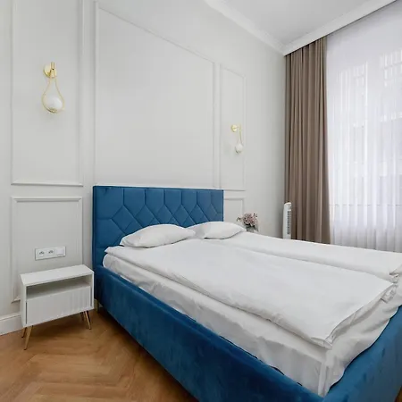 Elegant In A Prime Location Near The Market Square By Renters Apartment *