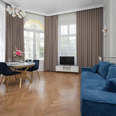 Elegant In A Prime Location Near The Market Square By Renters *