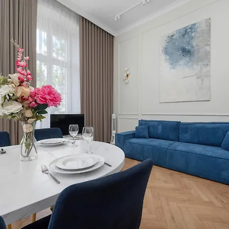 Elegant In A Prime Location Near The Market Square By Renters Daire *