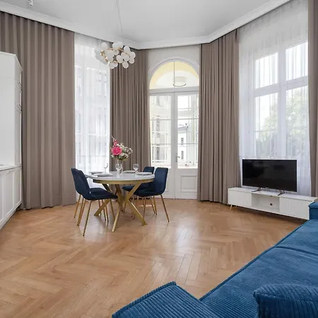 Apartment Elegant In A Prime Location Near The Market Square By Renters