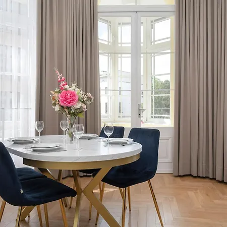 Elegant In A Prime Location Near The Market Square By Renters *