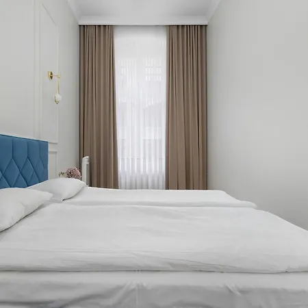 Elegant In A Prime Location Near The Market Square By Renters Apartment