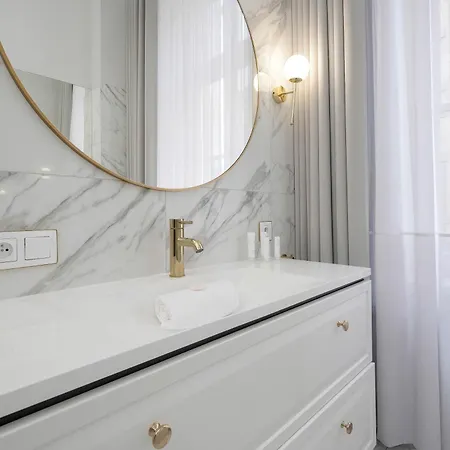 Elegant In A Prime Location Near The Market Square By Renters Apartment