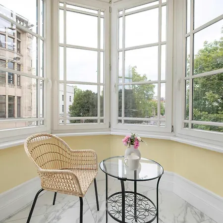 Elegant In A Prime Location Near The Market Square By Renters Apartment *