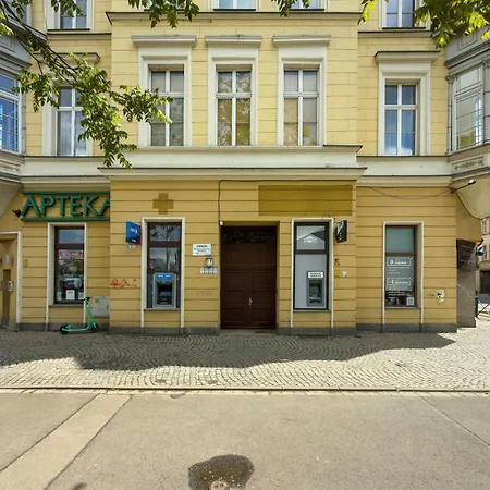 Elegant In A Prime Location Near The Market Square By Renters Apartment *