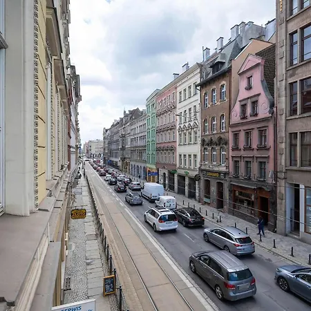 Elegant In A Prime Location Near The Market Square By Renters Daire